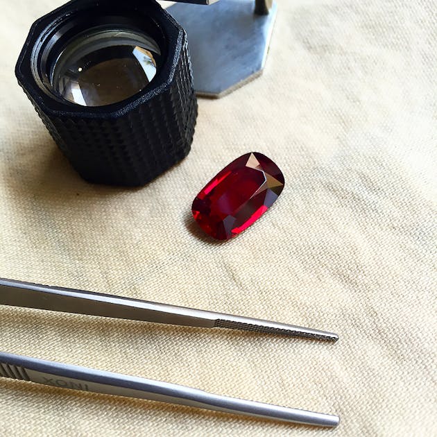 Introduction to Gemstone Cutting - A Perfect Overview - Image 2 gemstone cutting - 10ctruby loupe