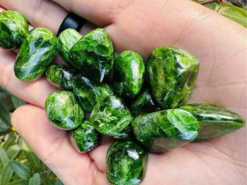 Unlock the Vibrant World of Chrome Diopside - Image 3 chrome diopside - Untitled design 3